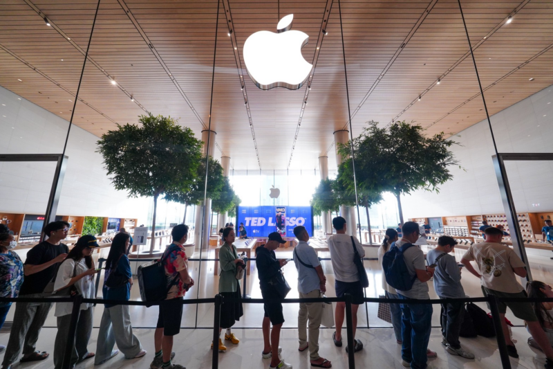 Apple Store ICONSIAM สาขาแรกของประเทศไทย คึกคักรับ iPhone 18 วันแรก ลูกค้าต่อคิวรับเครื่องตั้งแต่ก่อนเปิดร้าน