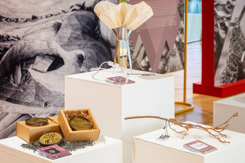 ไอคอนคราฟต์ ชวนสัมผัสมรดกงานช่างไทยที่ยังมีชีวิต กับ “The Living Heritage” ผ่านนิทรรศการ “โลหะ 3 กษัตริย์ เงิน ทอง ทองแดง” ผสานรากเหง้างานช่างไทยกับมุมมองนักออกแบบรุ่นใหม่ 24 ก.ย. – 18 ต.ค. 2569 ณ ไอคอนสยาม