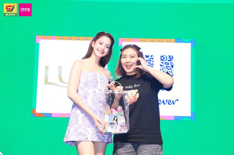 เมื่อความสวยมาพร้อมความเอ็กซ์คลูซีฟ NINE BEAUTY จับมือ LUX สร้างประสบการณ์สุดพิเศษ ชวนแฟนๆ มาร่วมสัมผัสโมเมนต์ใกล้ชิดกับ “โบว์ เมลดา” แบบเต็มอิ่ม พร้อมกิจกรรม Lucky Fan ที่เปิดโอกาสให้แฟนๆ ได้สนุกและใกล้ชิดกับศิลปินคนโปรด